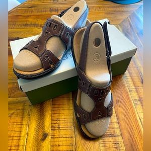 CUSHIONAIRE, size 9 Bayu Comfort Sandal